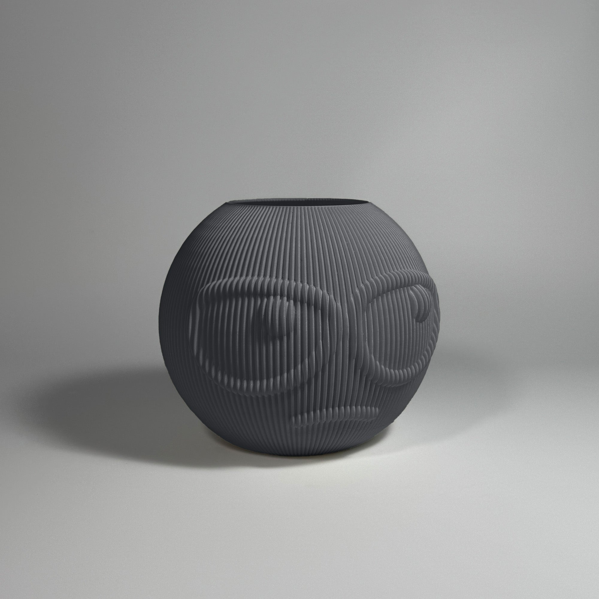 Kowafat - Suspicous Dude - Urban Grey / H 15cm - 29.95 € - Art de Vivre - www.artdevivre.store